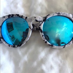 1 hour sale QUAY sunglasses